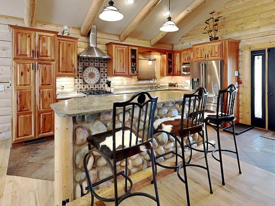 Kitchen or kitchenette, Seating area, microwave, oven, stove, kitchen