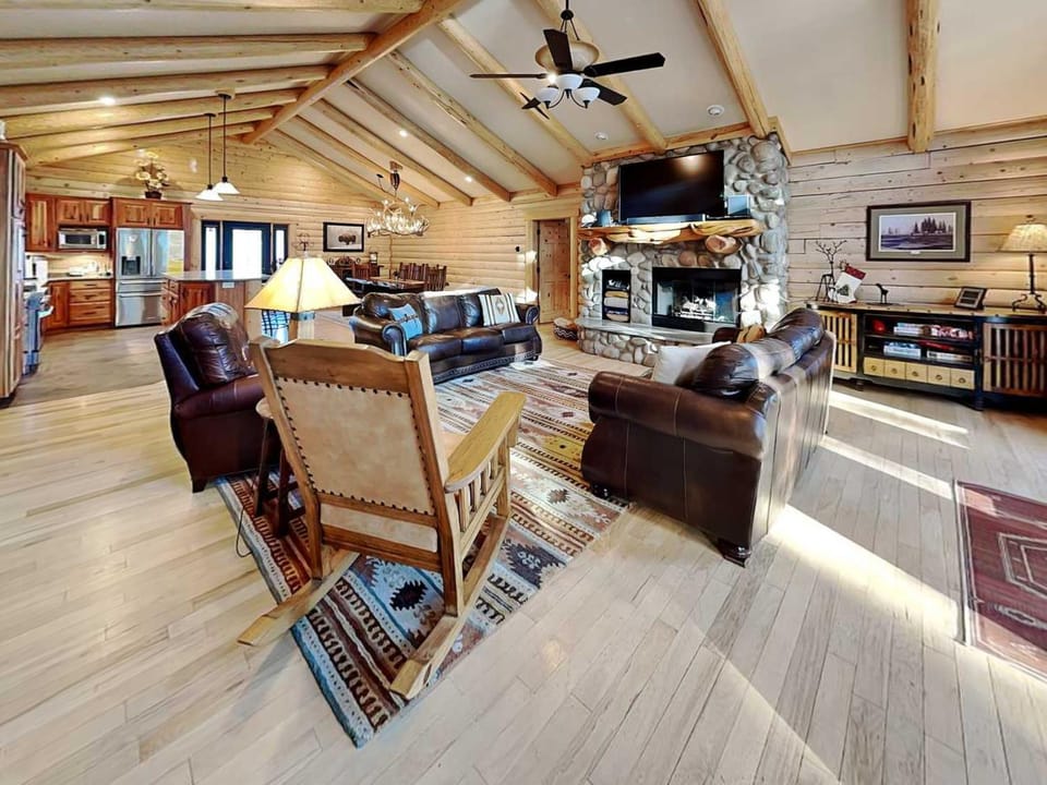 TV and multimedia, Kitchen or kitchenette, Living room, Dining area, fireplace, furniture