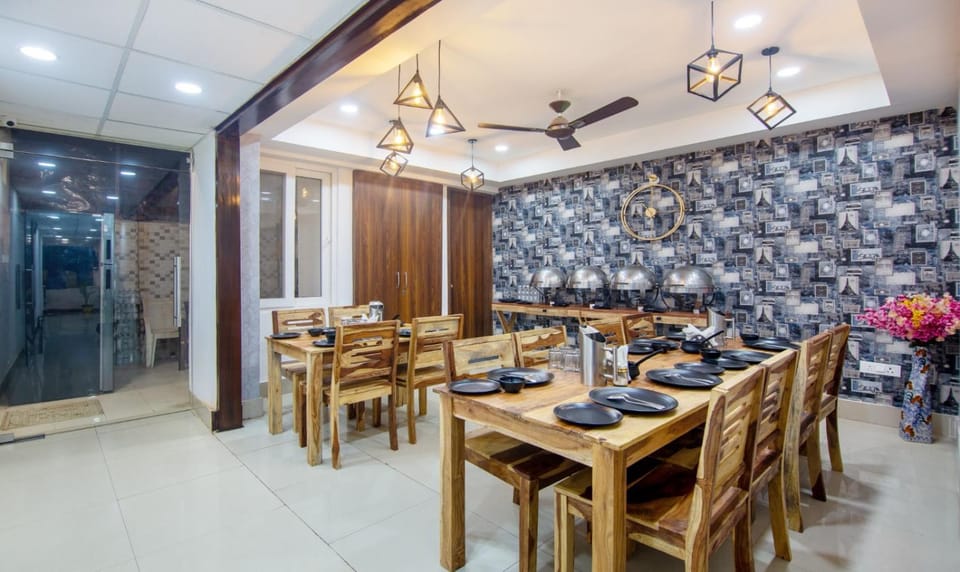 Property building, Restaurant/places to eat, Dining area, Breakfast