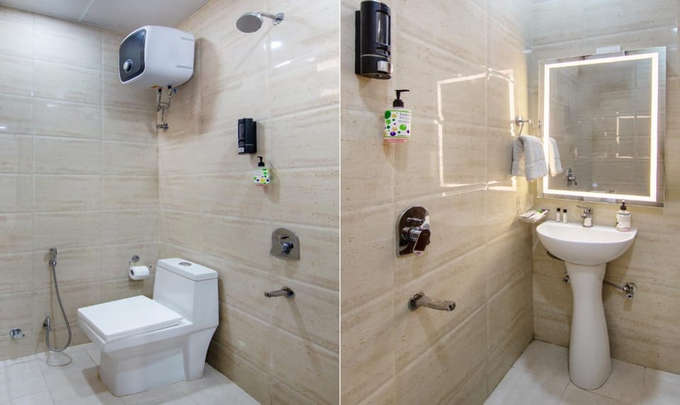 Shower, Toilet, Property building, Bathroom, towels