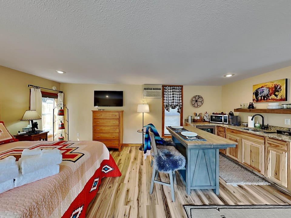 Bed, TV and multimedia, Kitchen or kitchenette, Bedroom, furniture, microwave, towels, air conditioner