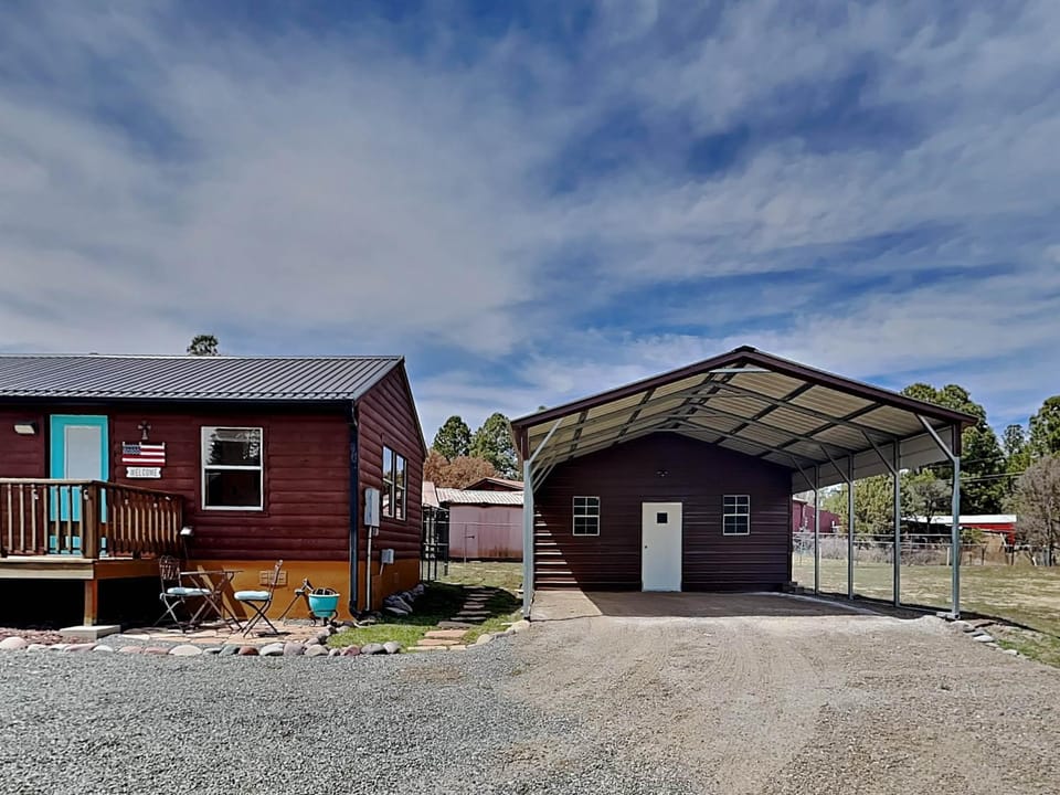 Property building, Facade/entrance, Natural landscape, Parking