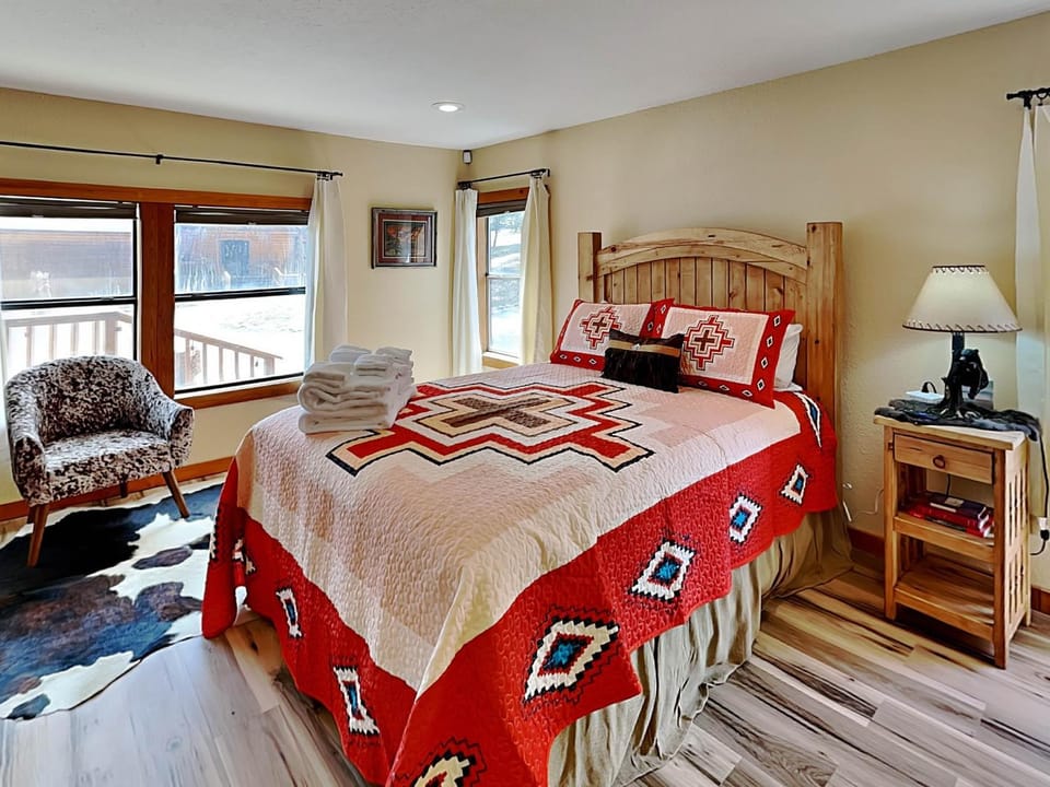 Bed, View (from property/room), Seating area, Bedroom, furniture, towels