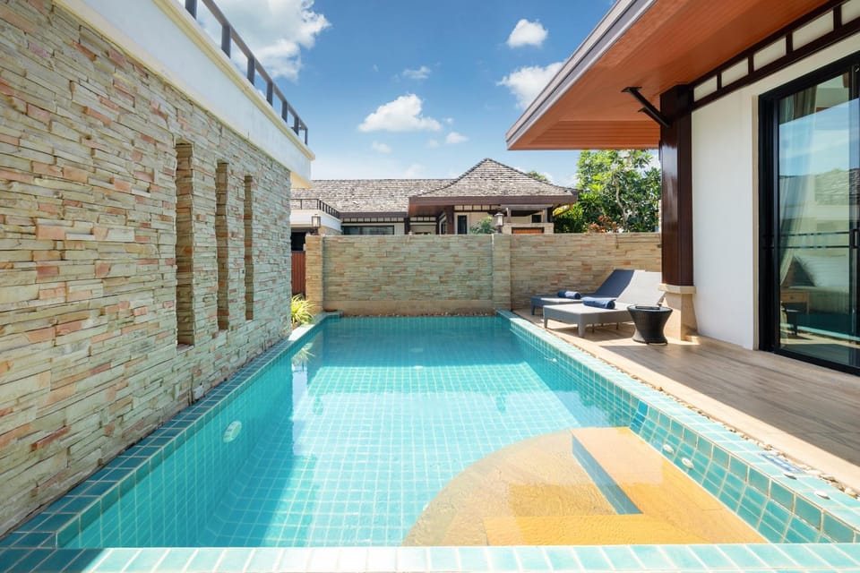 Patio, Day, Balcony/Terrace, Swimming pool, sunbed