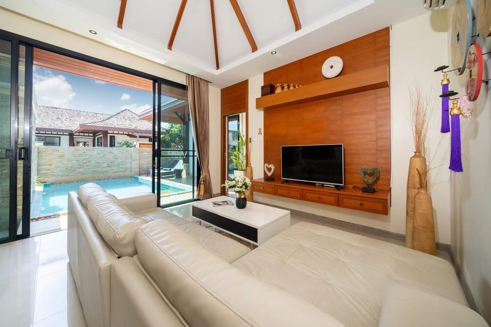 TV and multimedia, Living room, Seating area, Evening entertainment, Pool view