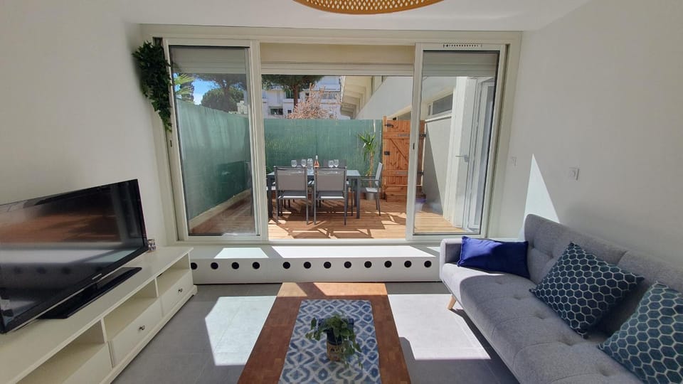 Patio, Living room, Seating area, internet