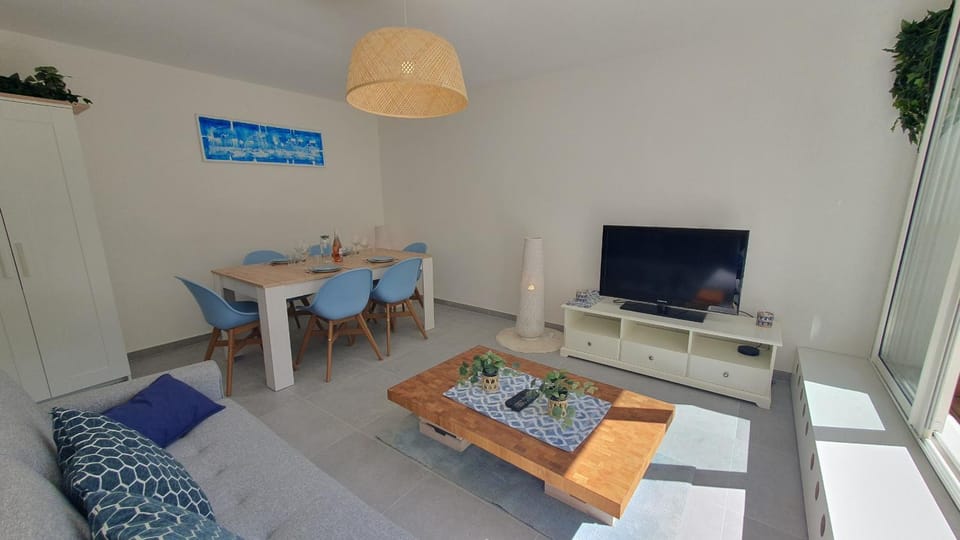 TV and multimedia, Living room, Seating area, Dining area