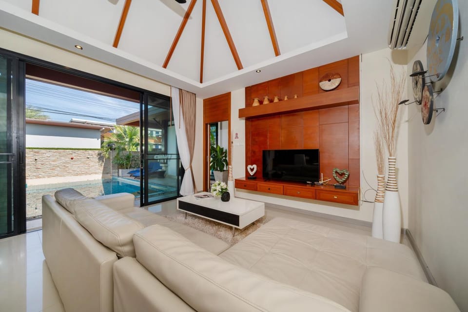 TV and multimedia, Living room, Seating area, Evening entertainment, Pool view