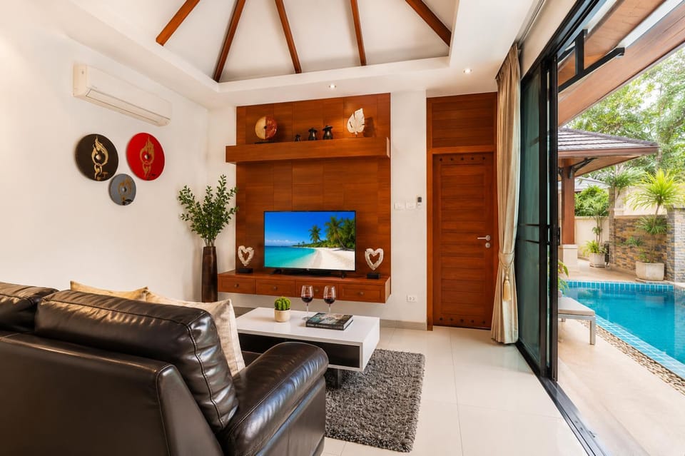 Living room, Pool view