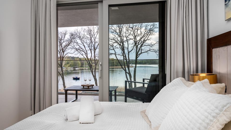 Bed, Bedroom, Lake view