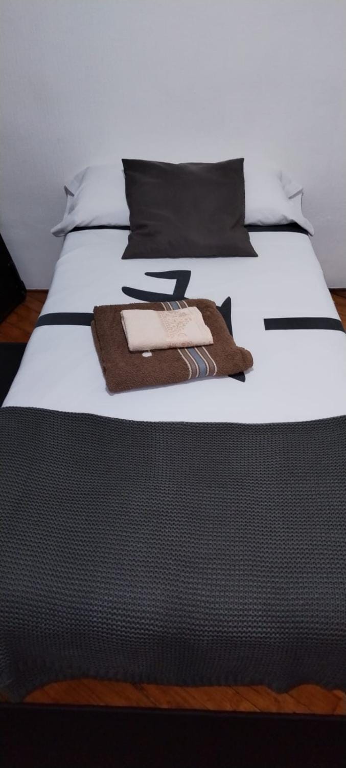 Casa Particular Alquiler habitación por meses exclusivo para hombres Vacation rental in Bilbao