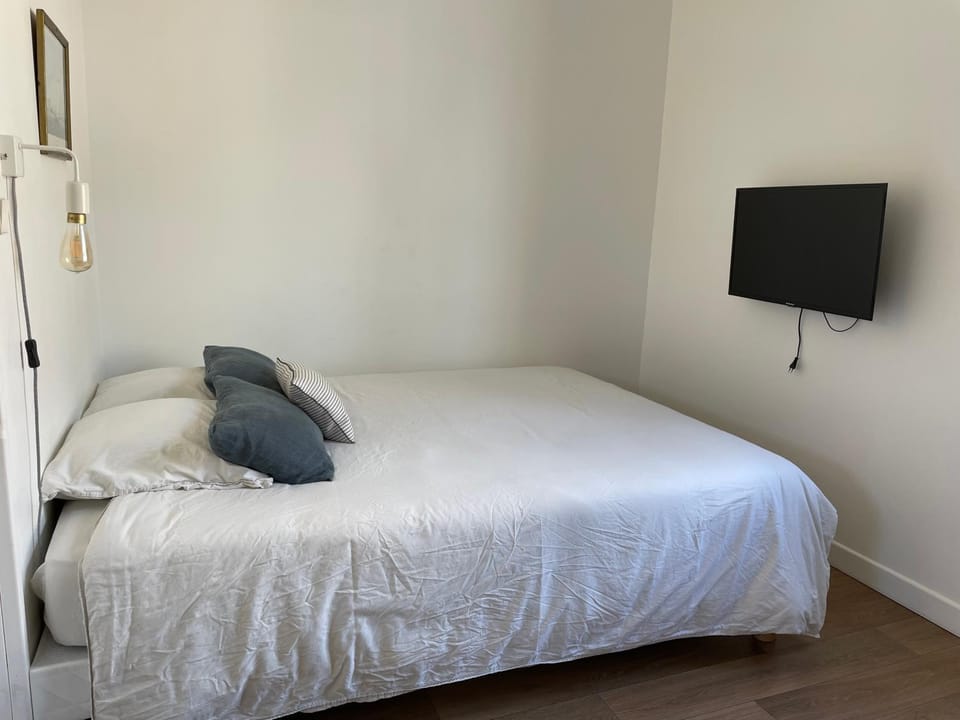 Bed, TV and multimedia