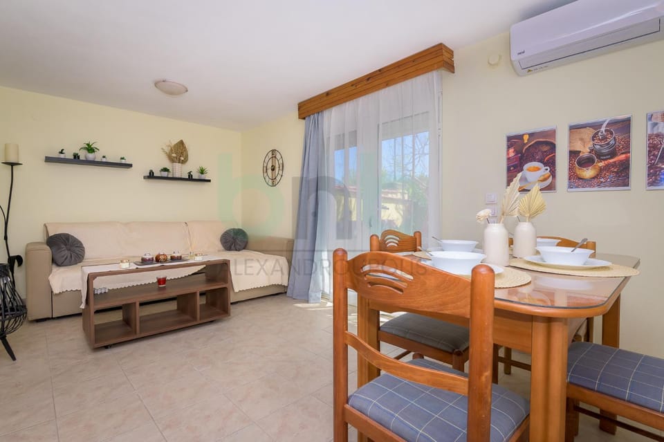 Living room, Seating area, Dining area, air conditioner