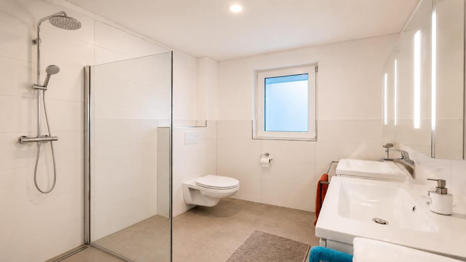 CROWN LIVING Design Apartment Altach - Ideal für Feriengäste und Geschäftsreisende, kostenloser Parkplatz, WLAN, Küche, Self Check-in Apartment in Vorarlberg, Austria