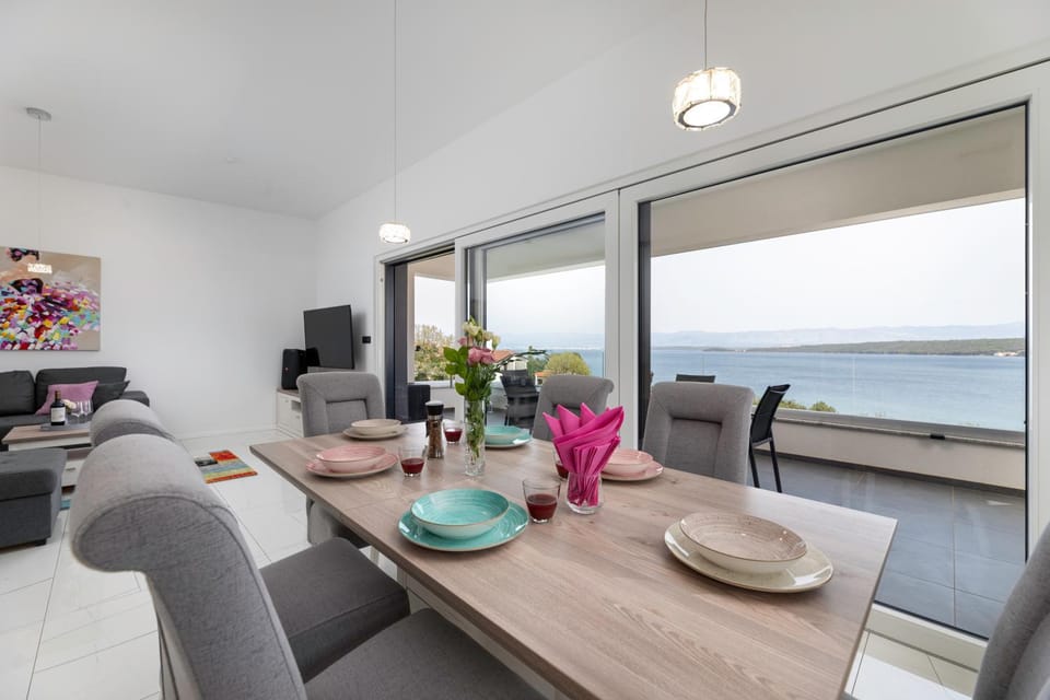 View (from property/room), Seating area, Dining area