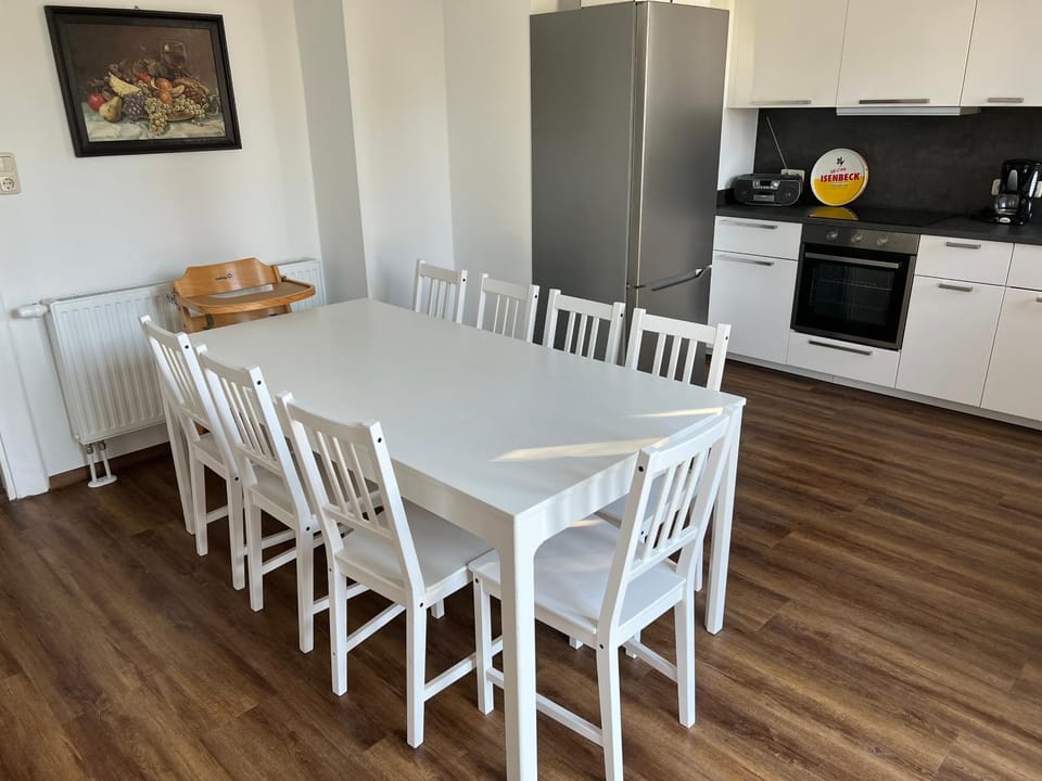 Kitchen or kitchenette, Dining area, stove
