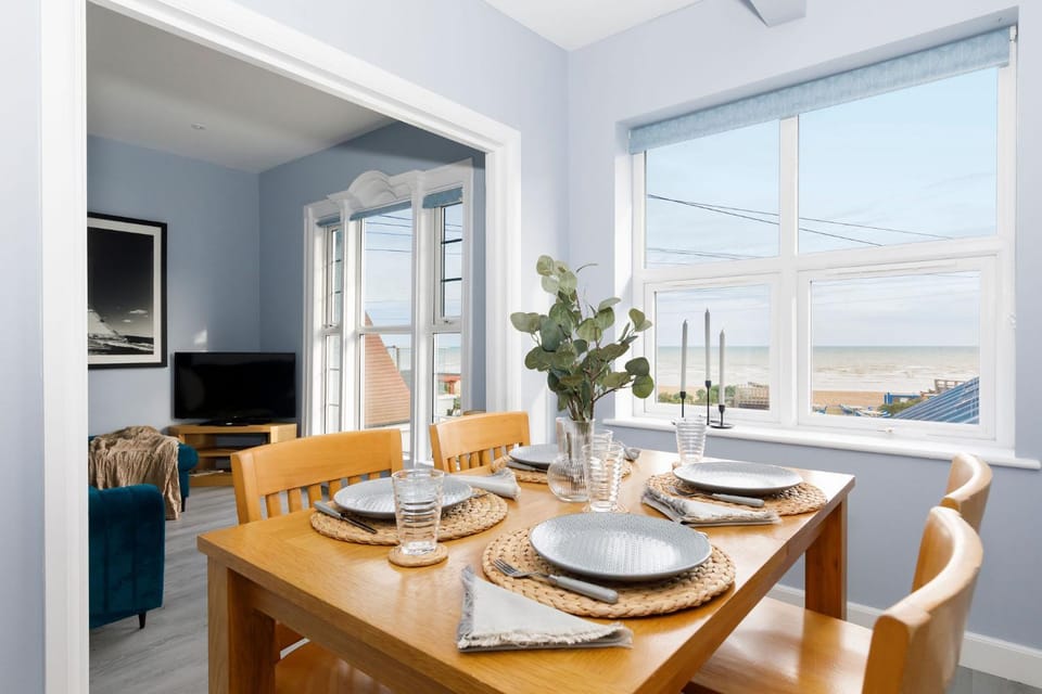 Chic 2-Bed Seafront Haven Near Felpham Beach Apartment in Bognor Regis