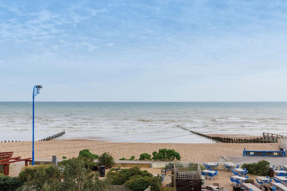 Chic 2-Bed Seafront Haven Near Felpham Beach Apartment in Bognor Regis