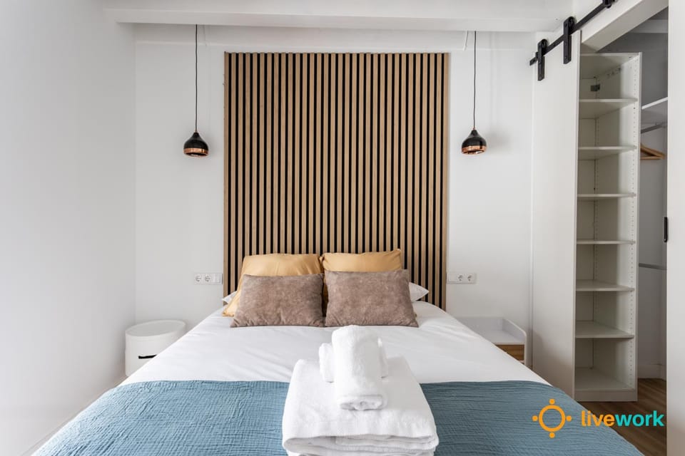 Photo of the whole room, Bedroom, towels
