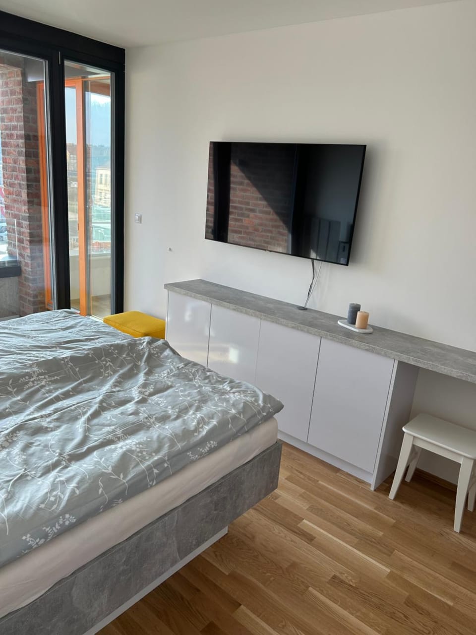 Bed, TV and multimedia, Bedroom