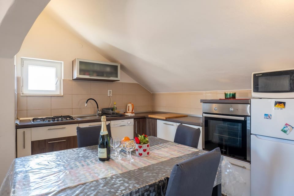 Dining area, dishwasher, minibar, stove