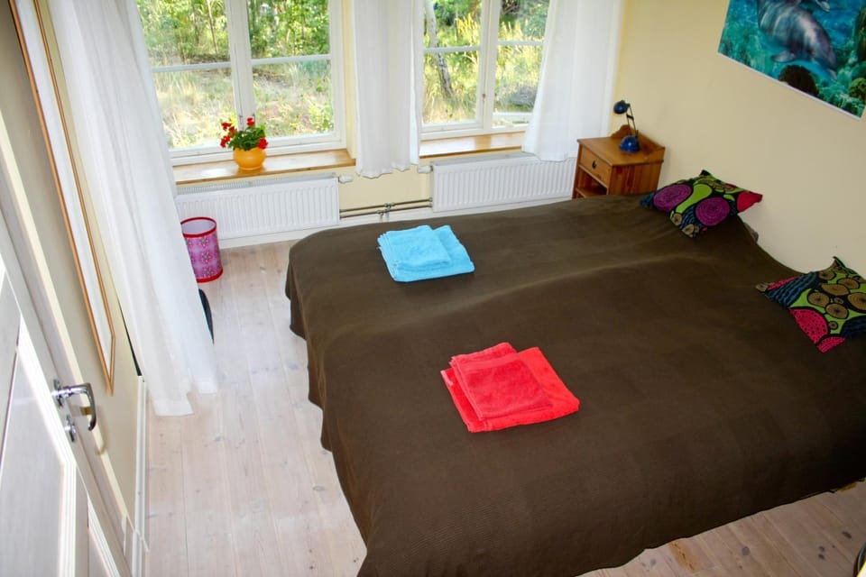 Bedroom, towels