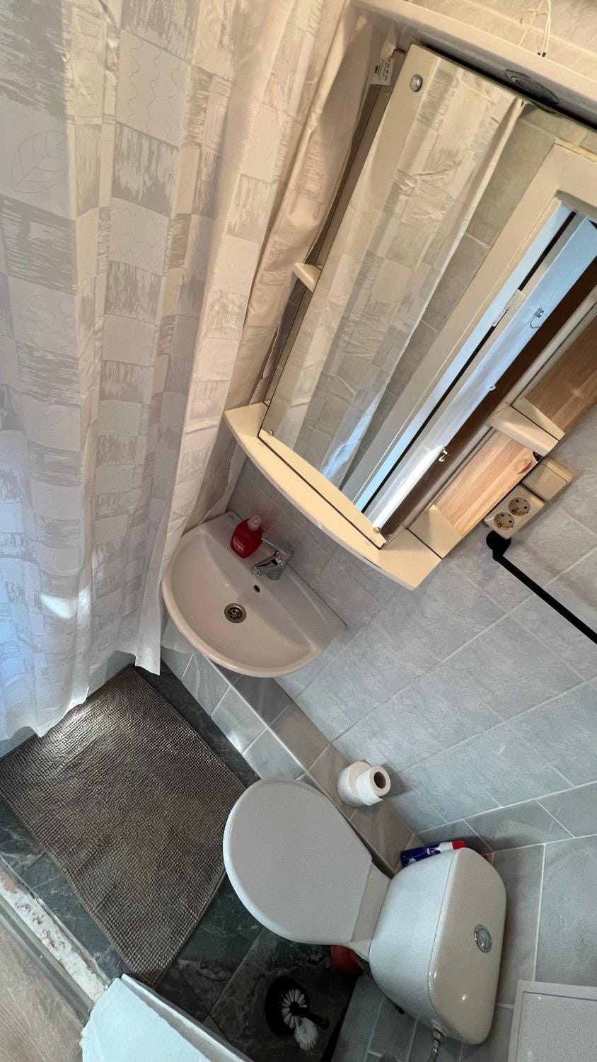 Shower, Toilet