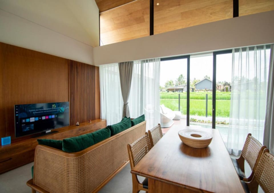 Communal lounge/ TV room, TV and multimedia, Living room, Seating area, Dining area, Evening entertainment