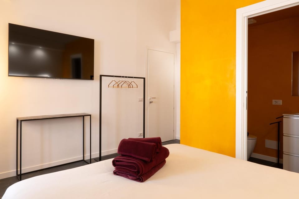 Bed, TV and multimedia, Photo of the whole room, Bedroom, towels, wardrobe