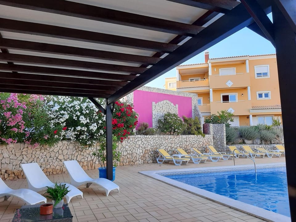 Day, Swimming pool