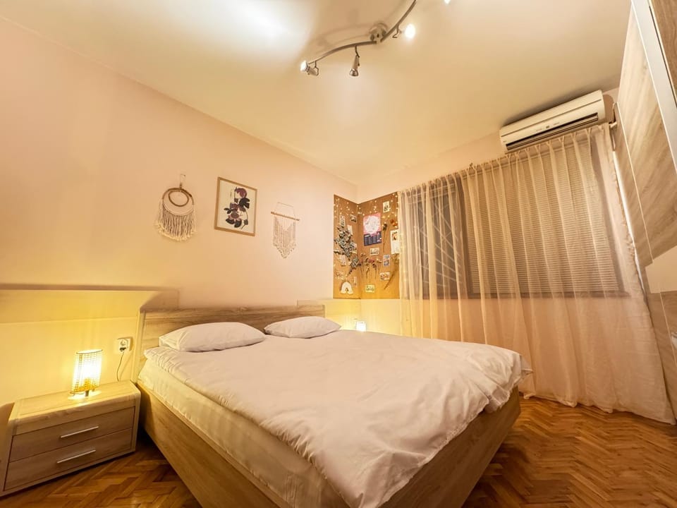 Bed, Photo of the whole room, Bedroom, air conditioner