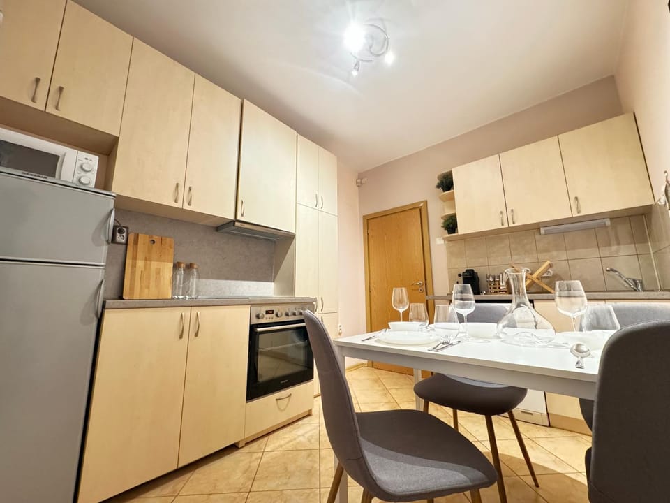 Kitchen or kitchenette, Dining area, oven, pet friendly, stove, washing machine, dryer