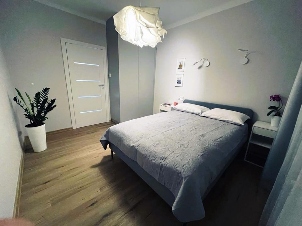 Bed, Other, Other, Photo of the whole room, Decorative detail, Decorative detail, Bedroom