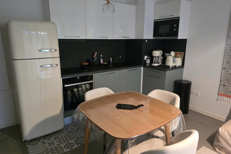 Cozy renovated apartment behind Arcachon station Apartment in Arcachon