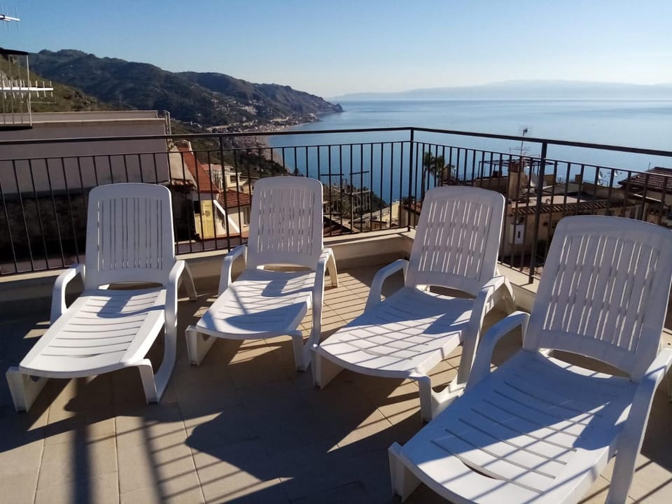 Balcony/Terrace, sunbed