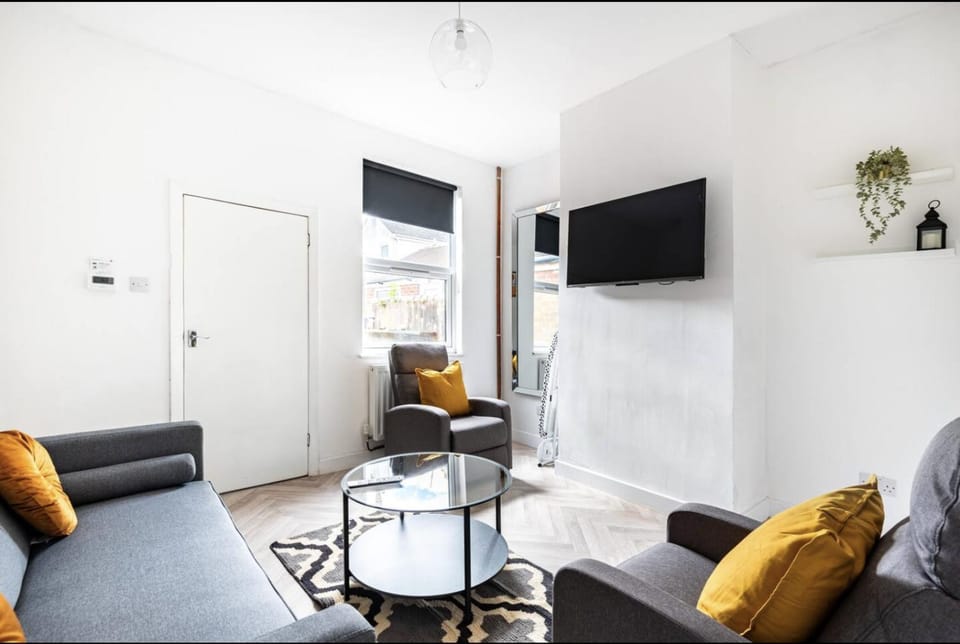 Cozy 2 Bed Home with Parking & Garden House in Stoke-on-Trent