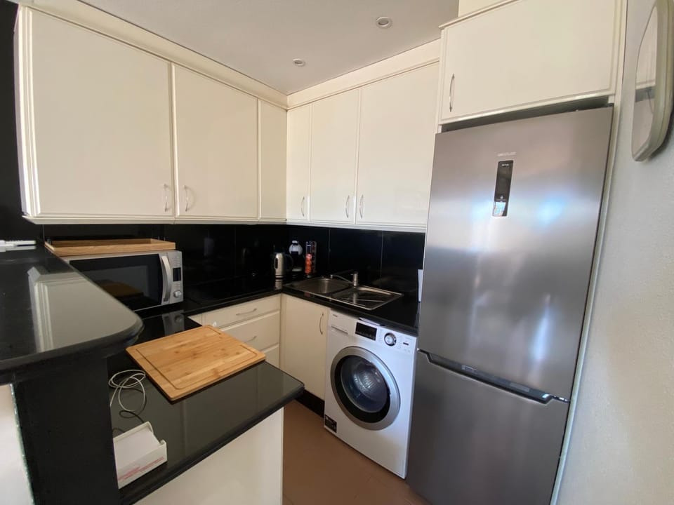 Kitchen or kitchenette, minibar, toaster, washing machine