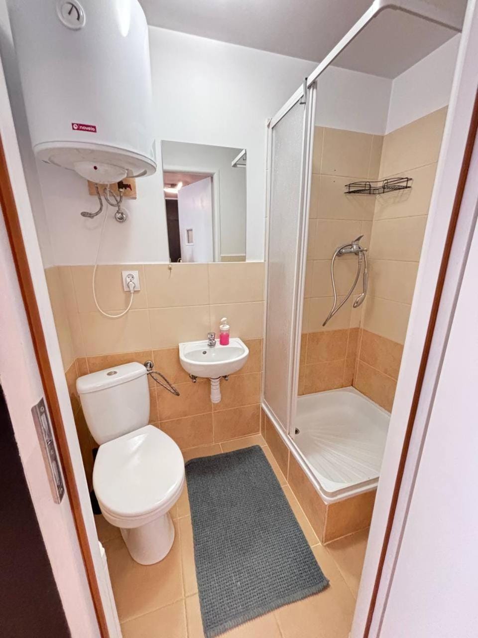 Shower, Toilet, Bathroom, towels