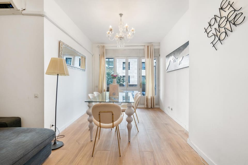 Big Central Barcelona Flat - 4BR for 7 Apartment in Barcelona