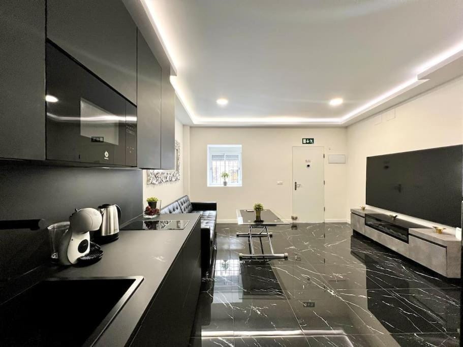 TV and multimedia, Coffee/tea facilities, Kitchen or kitchenette, Photo of the whole room, Dining area, microwave, stove