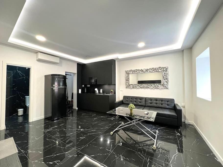 TV and multimedia, Coffee/tea facilities, Kitchen or kitchenette, Living room, Seating area, stove, air conditioner