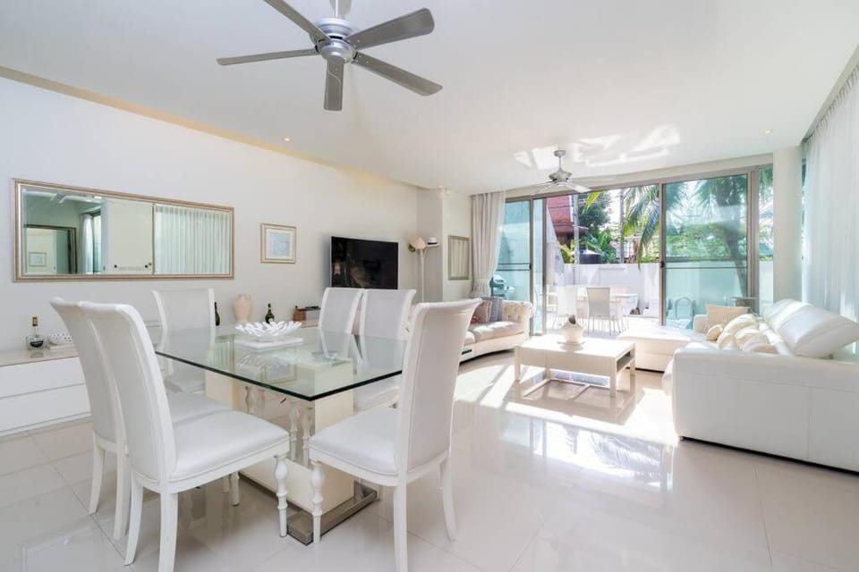 TV and multimedia, Living room, Dining area, Pool view