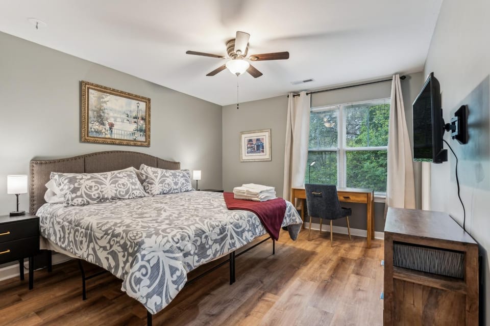Bed, TV and multimedia, Bedroom, fireplace