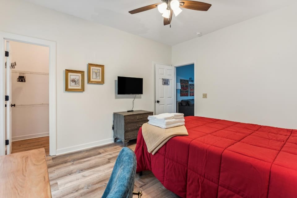 Bed, TV and multimedia, Bedroom, fireplace