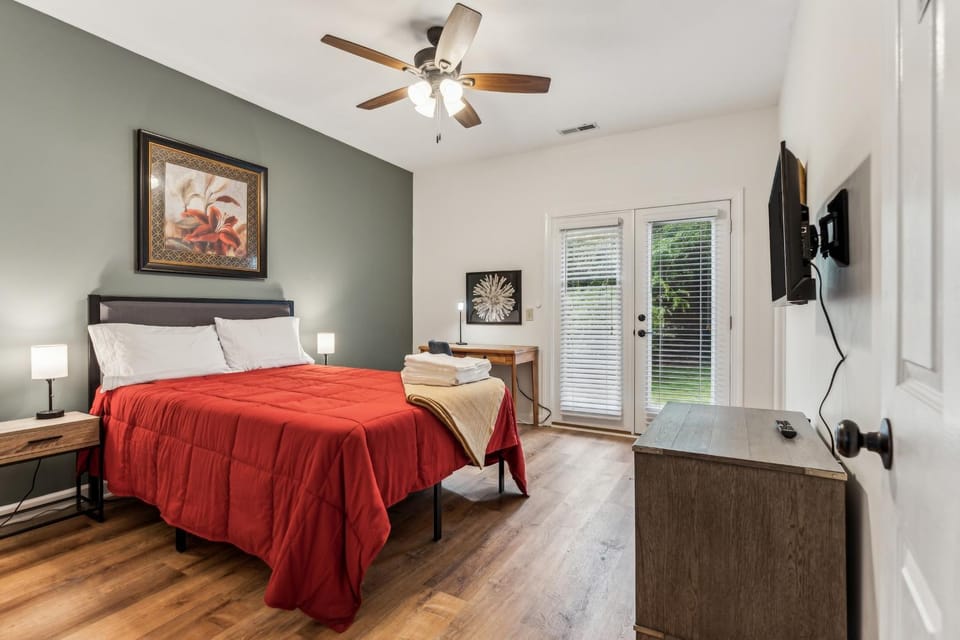 Bed, TV and multimedia, Bedroom, fireplace