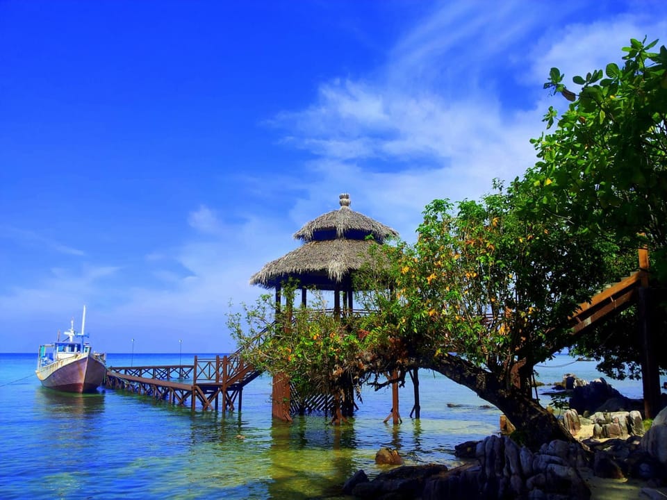 Property building, Restaurant/places to eat, Beach, Area and facilities