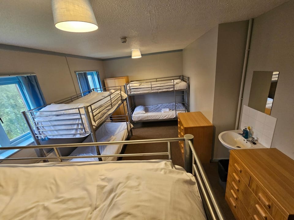 Rural Group Lodging 19 rooms 83 beds Games room House in Wales