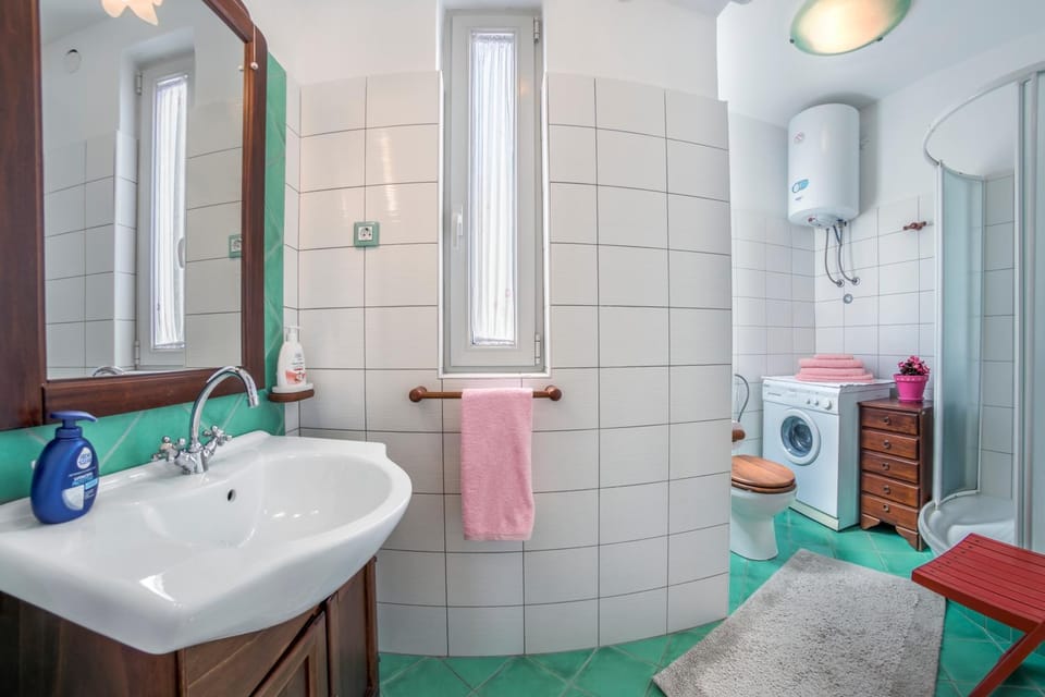 Shower, Bathroom, towels, washing machine