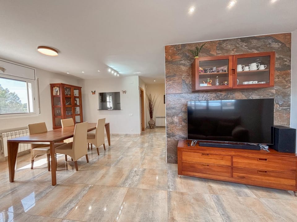 TV and multimedia, Living room, Seating area, Dining area, Evening entertainment