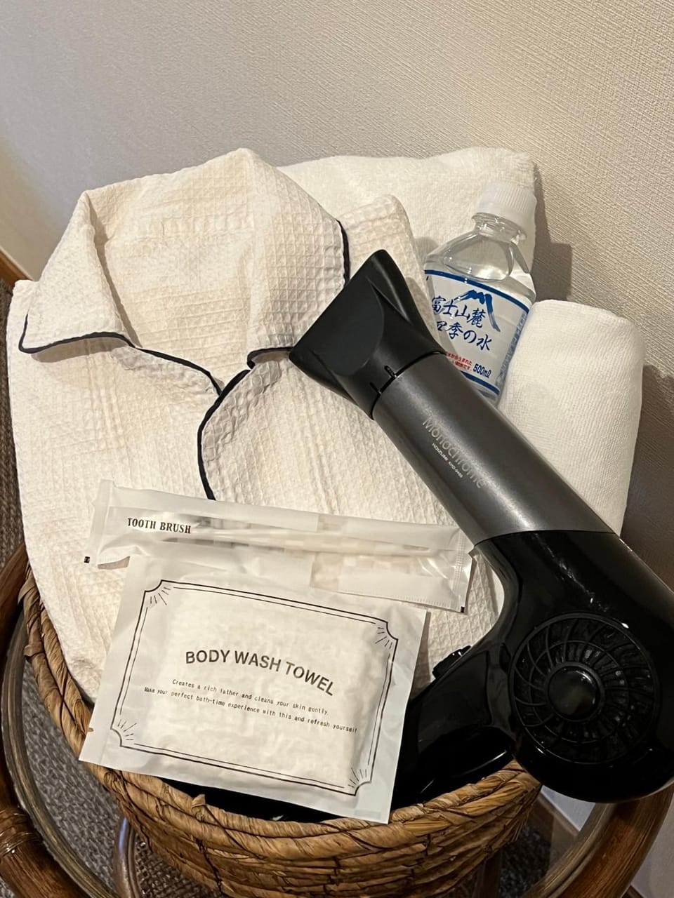 Photo of the whole room, towels